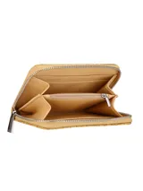 Monedero negro con textura símil cocodrilo y cierre de cremallera. Tiene una placa metálica plateada con el logo de la marca Terrano.