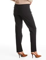 Pantalón de gabardina elastizada con pretina ancha elástica, bolsillos simulados en la parte delantera y bolsillos aplicados en la parte trasera.