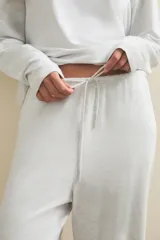Pantalon de descanso de corte recto y holgado, confeccionado en tejido suave con cintura elástica y cordón ajustable.