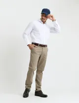 Pantalón de corte clásico confeccionado en sarga de algodón con elastano. Presenta bolsillos delanteros inclinados y bolsillos traseros de ribete.
