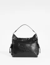 Cartera tipo hobo de cuero vegano color verde musgo, con diseño de tapa frontal, bolsillos laterales con solapa y cierre principal. Incluye correa corta para el hombro y correa regulable extraíble.