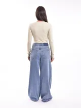 Remera de manga larga color gris oscuro, ajustada al cuerpo, con un estampado frontal de flores y texto en color blanco.