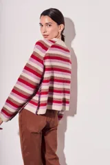 Sweater de lana con rayas horizontales en tonos rojo, rosa, beige y marrón. Presenta costuras decorativas en los laterales y puños en color violeta.