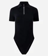 Body negro seamless con cuello polo, manga corta y cierre de cremallera delantera. Presenta una superficie acanalada.