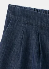 Short de denim azul oscuro de tiro alto, con bolsillos y detalle de bordado blanco en el borde inferior.