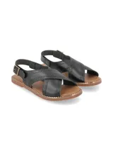 Sandalia Hush Puppies modelo Nazario, color negro, con diseño de tiras cruzadas en el empeine y detalle de perforaciones decorativas. Cuenta con cierre de hebilla lateral y suela plana color suela.