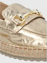 Alpargatas tipo mocasín color dorado metalizado, con detalle de herraje metálico en el empeine y suela de yute con base de goma.