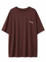 Remera marrón oscuro de corte oversize, con cuello redondo y mangas cortas. Presenta un pequeño estampado con la palabra "Suns" en tono beige en el pecho.