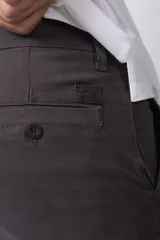 Pantalon chino de corte recto confeccionado en gabardina premium, con bolsillos laterales y traseros.