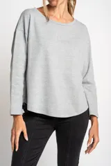 Sweater de algodón con textura tipo waffle, cuello redondo y mangas largas con corte holgado.
