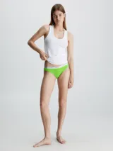 Bombacha clásica Calvin Klein color verde lima, de algodón elástico con cobertura trasera moderada, talle medio y cintura elástica con logo.