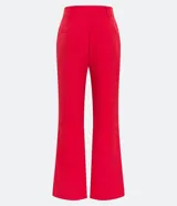 Pantalón flare de sastrería color rojo, con cintura alta, trabillas y cierre cruzado con botones.
