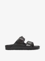 Sandalias Birkenstock Arizona Essentials negras, con dos correas ajustables con hebillas grandes translúcidas y plantilla anatómica.