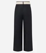 Pantalón wide leg de cintura alta color crudo, confeccionado en viscolino, con trabillas en la cintura, cierre tradicional y pliegues. Incluye cinturón de rafia artificial.