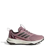Championes de trekking Adidas Terrex Tracefinder 2 W, color rosado con las icónicas tres tiras en negro y entresuela blanca. Diseñados para trail running y actividades al aire libre, con capellada de malla transpirable y suela de gran tracción.