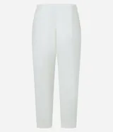 Pantalón capri blanco de crepé con trabillas en la cintura y cinturón fino con hebilla diferenciada.