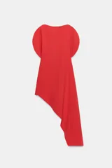 Vestido midi de cuello barco y manga corta abullonada, color rojo, con diseño asimétrico en el bajo en línea evasé y cierre trasero con cremallera oculta.