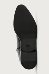 Bota de piel color negro, de caña media, con diseño liso, cierre lateral mediante cremallera, punta afilada y suela con ligero tacón.