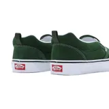 Championes Vans modelo Knu Slip On, color verde oscuro, con diseño de perfil bajo sin cordones, confeccionados en gamuza con suela de goma blanca vulcanizada.