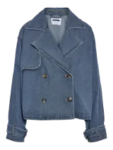 Trench corta de denim azul claro, con cuello solapa estilo biker, doble botonadura frontal y diseño holgado.