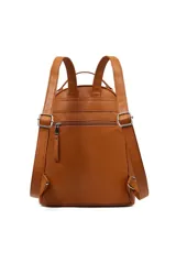 Mochila color beige con diseño acolchado y pespuntes verticales. Tiene un bolsillo frontal con cierre y el logo de la marca bordado.