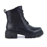 Bota de cuero sintético negra con cordones y cierre lateral. Tiene suela track y detalle de logo en el talón.