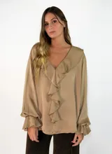 Blusa de satén color tostado con escote en V, detalle de volados frontales y mangas largas con puños acampanados.