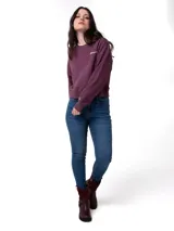 Buzo de cuello redondo en color bordó, confeccionado en tejido French Terry. Presenta un corte relajado con puños y ruedo acanalados, y cuenta con el logo de la marca bordado en el pecho en color blanco.