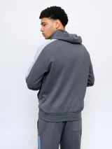 Canguro negro con capucha, corte clásico, mangas largas con franjas grises y logo de la marca bordado en el pecho.