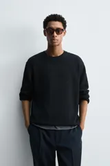 Jersey de punto regular fit, color azul marino, con cuello redondo y manga larga. Confeccionado en hilatura con mezcla de algodón y cáñamo. Acabados en rib.