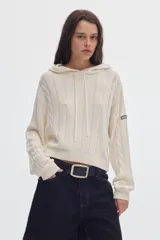 Hoodie cropped de punto color marfil con tejido de ochos, capucha con cordón ajustable y mangas largas.