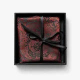 Pañuelo de bolsillo de microfibra con diseño de estampado barroco en tonos terracota y negro.