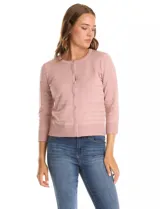 Cardigan de tejido fino en color gris, con cuello redondo, cierre frontal con botones y mangas tres cuartos.