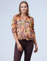 Blusa de gasa estampada marca Figueroa & Flower. Tiene cuello a la base, escote en V y abertura central con botones. El largo de la manga es regulable con presilla y botón. La terminación del ruedo es anudada opcional. Incluye musculosa interna.