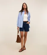 Short de jean azul oscuro, de tiro medio, con trabillas, bolsillos delanteros y traseros, cierre con botón y cremallera, y costuras contrastantes.