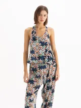 Top de crepe de viscosa con estampa exclusiva de motivos geométricos y florales. Presenta escote en V con volados y breteles fijos que se cruzan en la espalda.