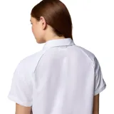 Camisa de manga corta Columbia, diseñada para actividades al aire libre, confeccionada en tejido técnico con tecnología de protección solar y absorción de humedad. Presenta cuello clásico, cierre frontal con botones, dos bolsillos frontales funcionales y un diseño transpirable.