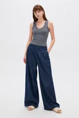 Musculosa gris melange de algodón, de corte ajustado al cuerpo y escote en V.
