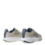 Championes New Balance Fresh Foam 520 para hombre, color beige con detalles en azul marino. Presentan malla transpirable, logo 'N' lateral en azul y entresuela blanca con tecnología Fresh Foam.