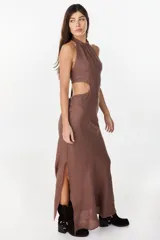 Vestido largo azul marino de lino italiano, con escote halter, aberturas laterales en la cintura y tajo en la falda.