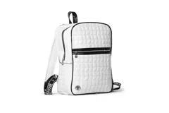 Mochila Tiffosi de diseño acolchado con patrón de cuadrillé, color blanco con detalles en negro. Cuenta con cierre frontal, compartimento principal con cierre, asa superior y correas ajustables con logo de la marca.
