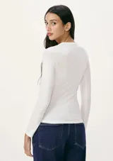 Camiseta de manga larga ajustada al cuerpo, color blanco, con cuello redondo.