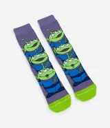 Par de medias largas de algodón, color morado, con estampado repetido de los Aliens de Toy Story en traje espacial azul y verde lima. El talón y la punta son de color verde lima.