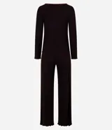 Pijama de dos piezas confeccionado en tejido rib acanalado. La blusa es de manga larga, con cuello redondo y abertura frontal parcial con botones. El pantalón es de corte recto con cintura elástica.