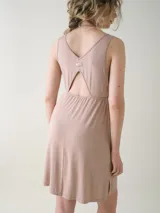 Camisón midi color fucsia, confeccionado en viscosa y elastano, con escote en V profundo adornado con encaje y corte fruncido bajo el busto.