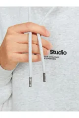 Canguro gris melange de manga larga con capucha, corte relajado, bolsillo tipo canguro y estampado con texto en el pecho.