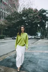 Sweater de punto color marrón, con cuello redondo y cierre frontal parcial con botones. Manga larga y diseño clásico.