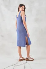 Vestido midi de lurex color azul con corte recto y breteles finos.
