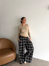 Remera de manga larga ajustada al cuerpo, con cuello redondo, confeccionada en lanilla.