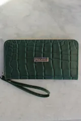Billetera tipo sobre con correa de muñeca, confeccionada en cuero con textura de reptil en color marrón. Cuenta con cierre perimetral y placa metálica con el logo de la marca en el frente.